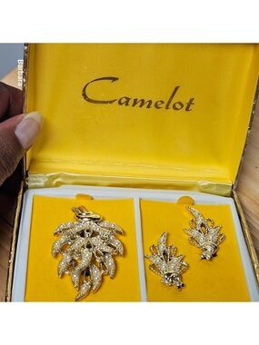 Vintage 60s Camelot Filigree Gold-tone & Pearl Leaves Bouquet
